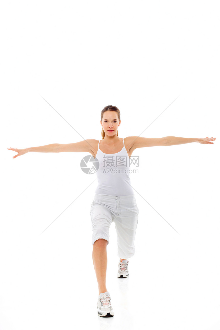年轻女子在白背景演播室做体操运动运动装器材年轻人练习运动鞋女性女士双臂娱乐图片