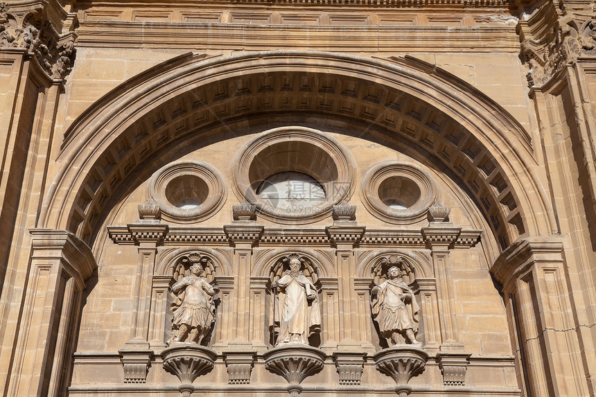 圣多明多德拉卡尔扎达教堂 西班牙拉里奥哈宗教石头遗产历史钟声旅游游客入口旅行文化图片