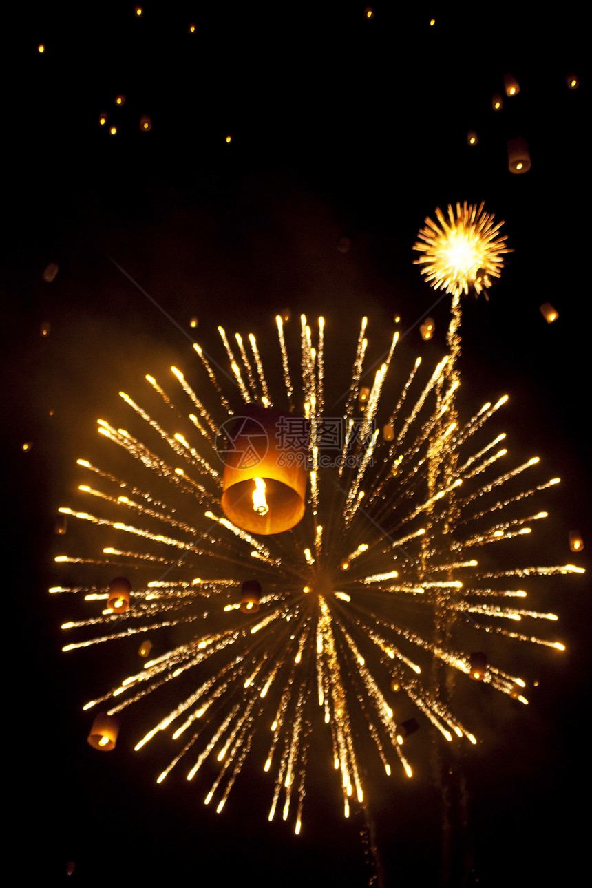 天空灯笼烟火节 泰国清迈文化派对旅行传统新年节日公园家庭灯笼庆典图片