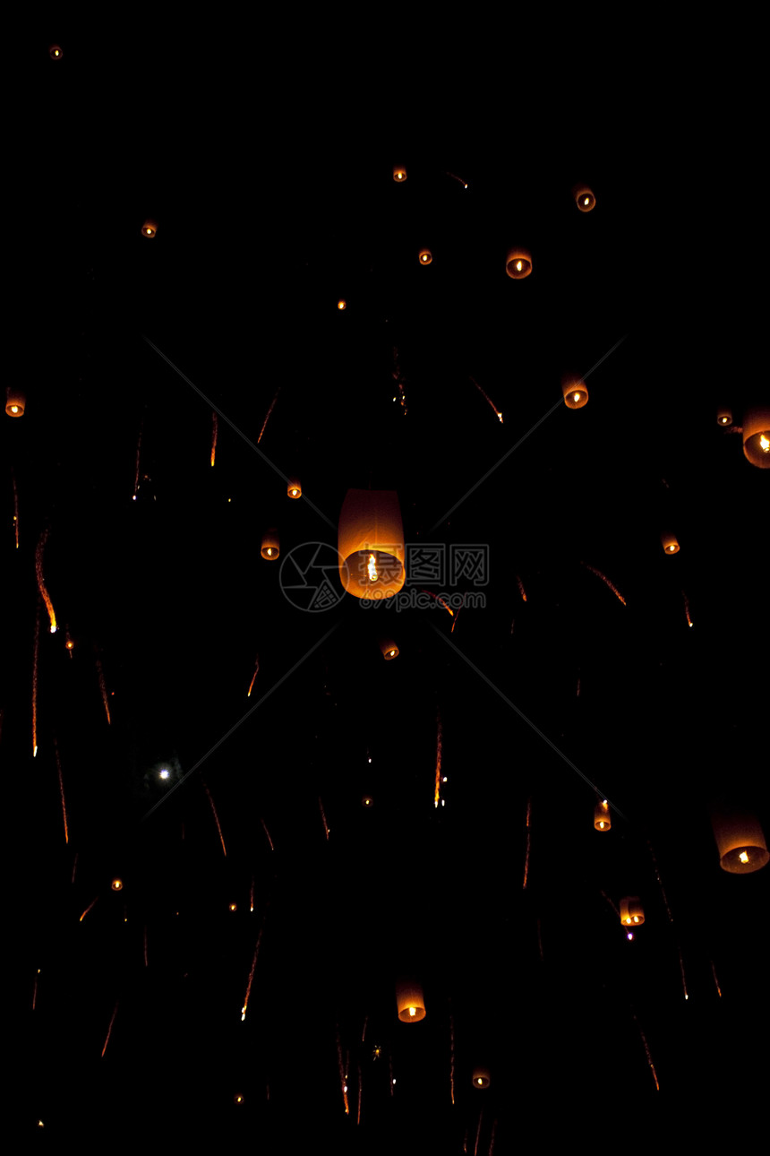 天空灯笼烟火节 泰国清迈橙子宗教火焰新年节日天空灯笼家庭蜡烛星星图片