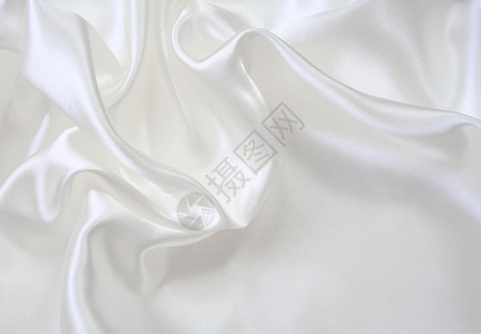 平滑优雅的白色丝绸纺织品材料海浪布料曲线折痕银色涟漪织物投标背景图片