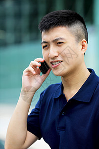 带手机的亚洲人技术职场讯息办公室讲话男性男人细胞电话幸福背景图片