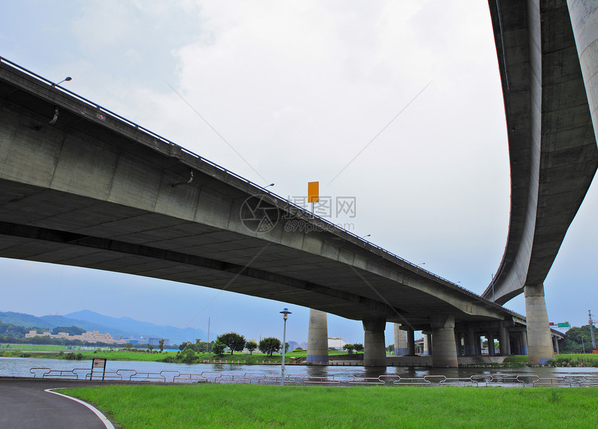 高速公路卡车城市速度地平线建筑运动街道运输场景商业图片