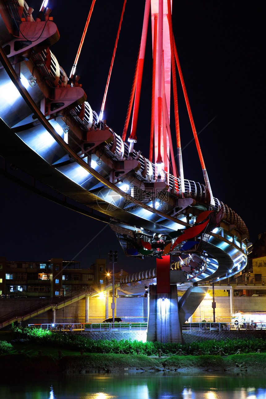 台湾夜里桥戏剧性商业路口城市景观运输车道建筑反射曲线图片
