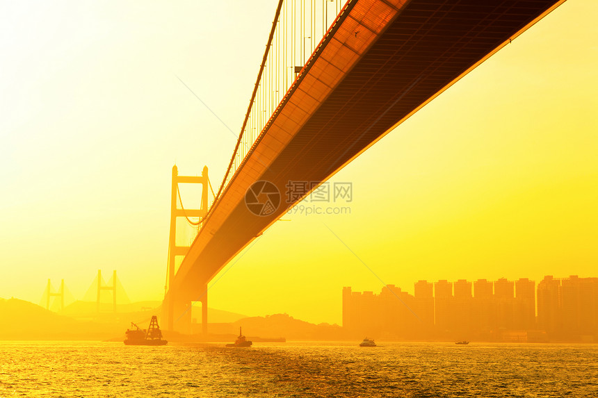 日落时桥桥天空旅行运动海洋建筑速度景观市中心橙子地标图片