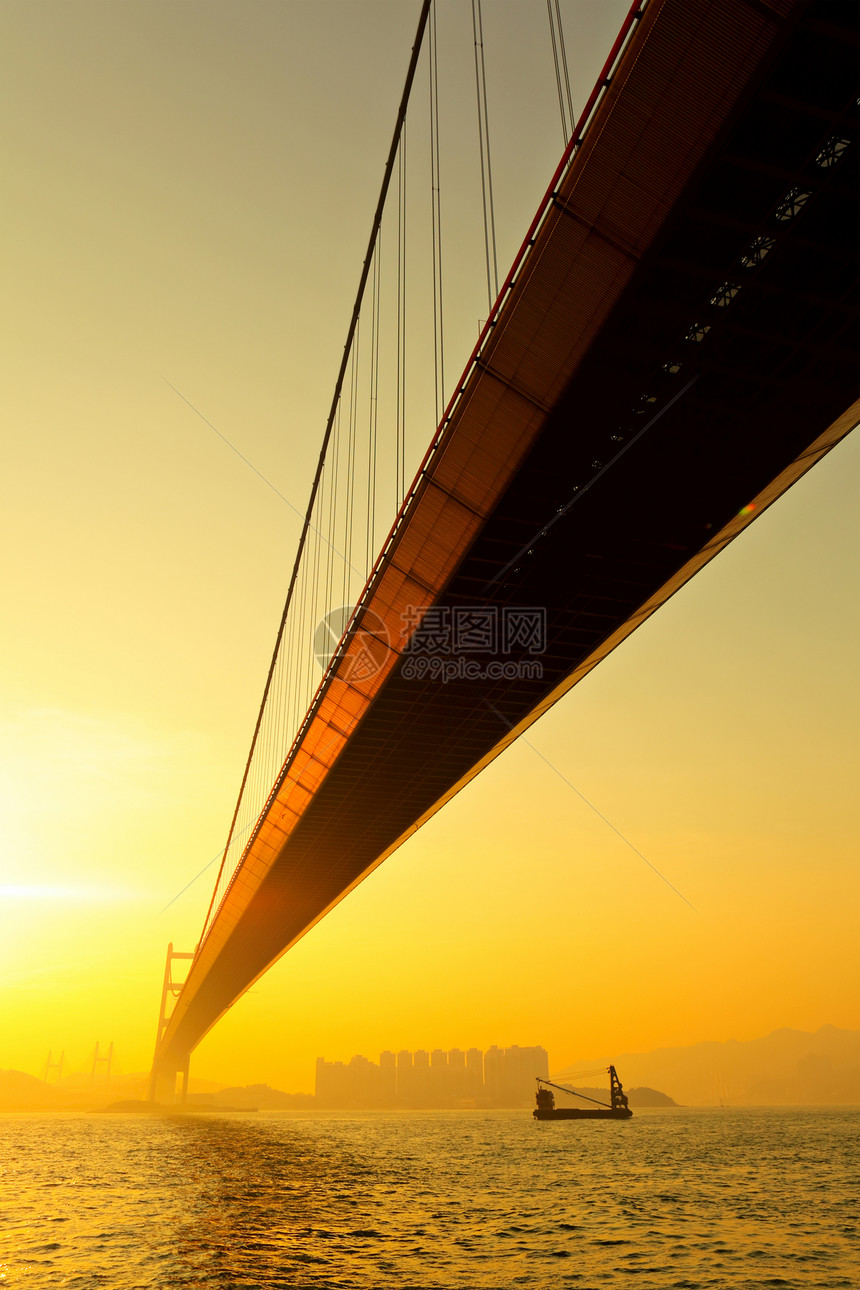 日落时桥桥场景运输蓝色曲线射线建筑天空城市海洋运动图片