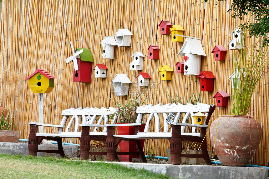 圣座和有鸟巢的木墙季节场景座位家具花园休息木板金属长椅椅子图片