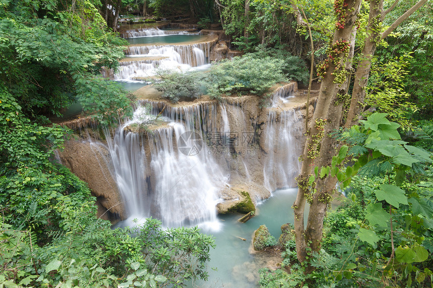 美丽的瀑布石头流动溪流热带植物木头国家岩石旅行森林图片