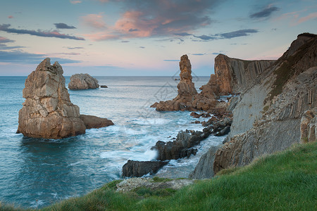 留置权西班牙坎塔布里亚 连克雷斯石头岩石海岸自然公园留置晴天崎岖海洋日落悬崖背景