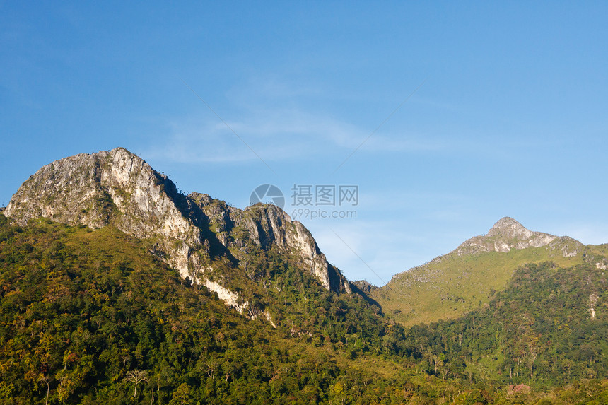 从泰国清迈的山查看绿色爬坡场地森林景观公园场景图片