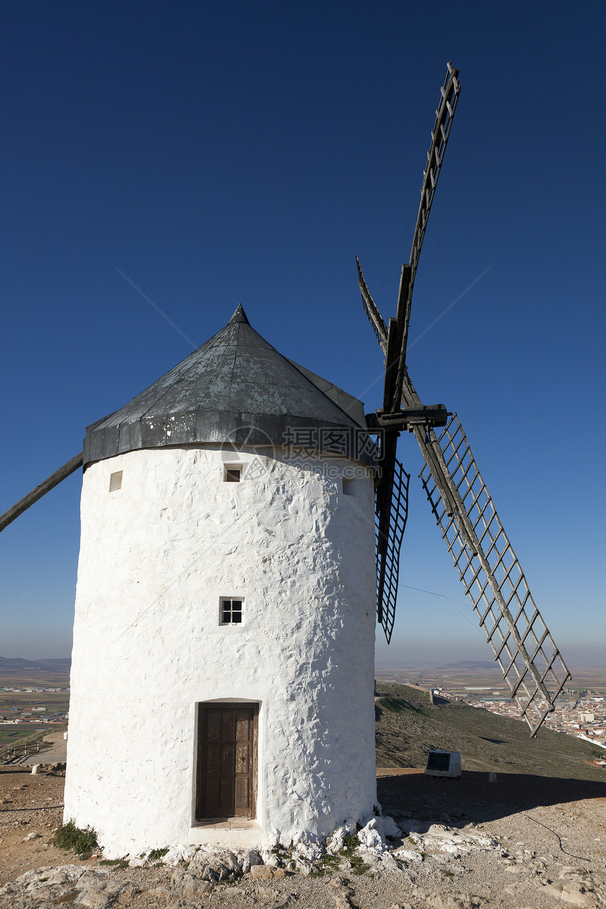 西班牙卡斯蒂利亚拉曼查康苏格拉的风车晴天旅游历史遗产村庄旅行风帆图片