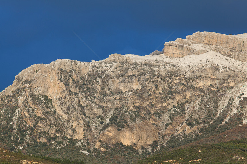 西班牙拉里奥哈 布列亚岩石晴天图片