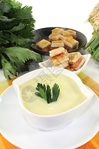 烧菜汤鲑鱼蔬菜面包块芹菜白色烟熏盘子奶油肉汤面包高清图片