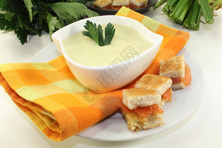 烧菜汤面包蔬菜肉汤芹菜白色根茎类盘子鲑鱼面包块奶油高清图片