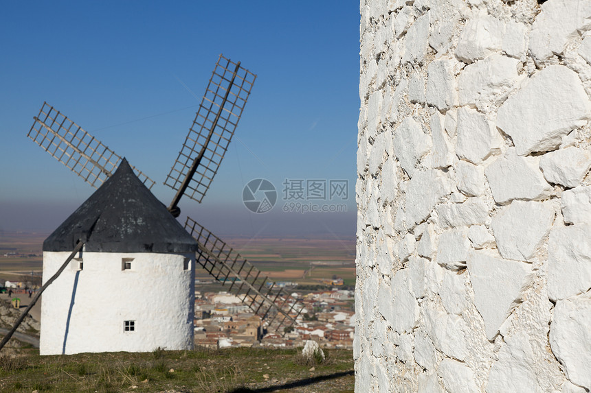 西班牙卡斯蒂利亚拉曼查康苏格拉的风车历史村庄风帆旅行晴天遗产旅游图片