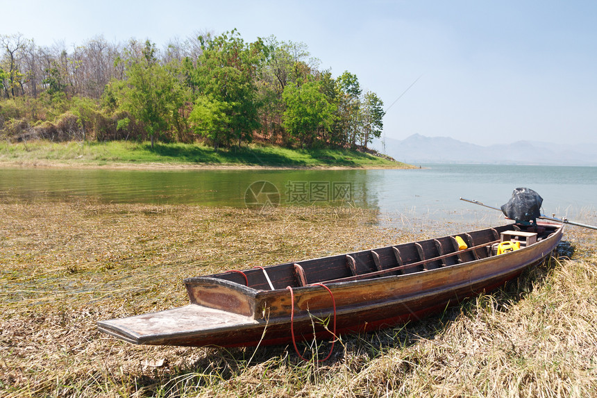 木制船在铁石沼泽的沼泽图片