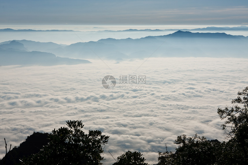 从山的日出观察点绿色场地爬坡场景森林景观公园图片