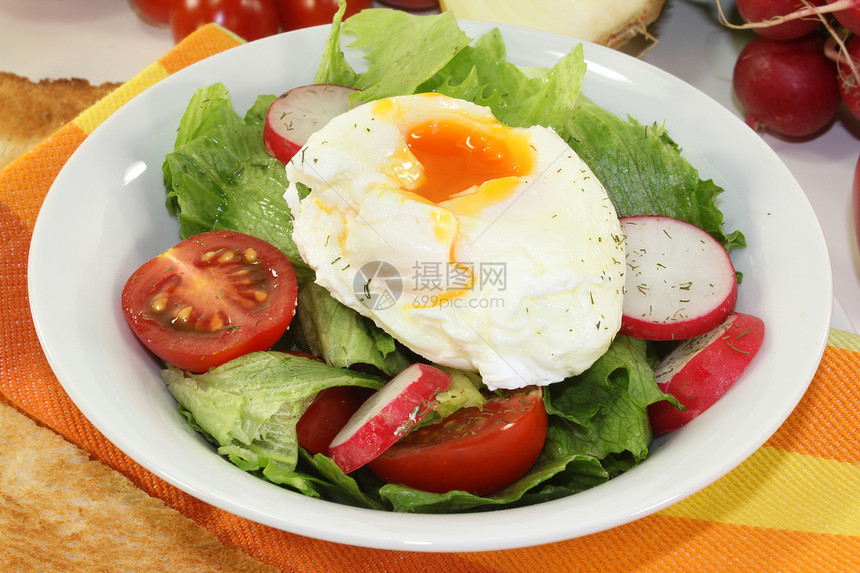 浸卵蛋沙拉酱敷料洋葱草药面包蔬菜红色绿色萝卜图片