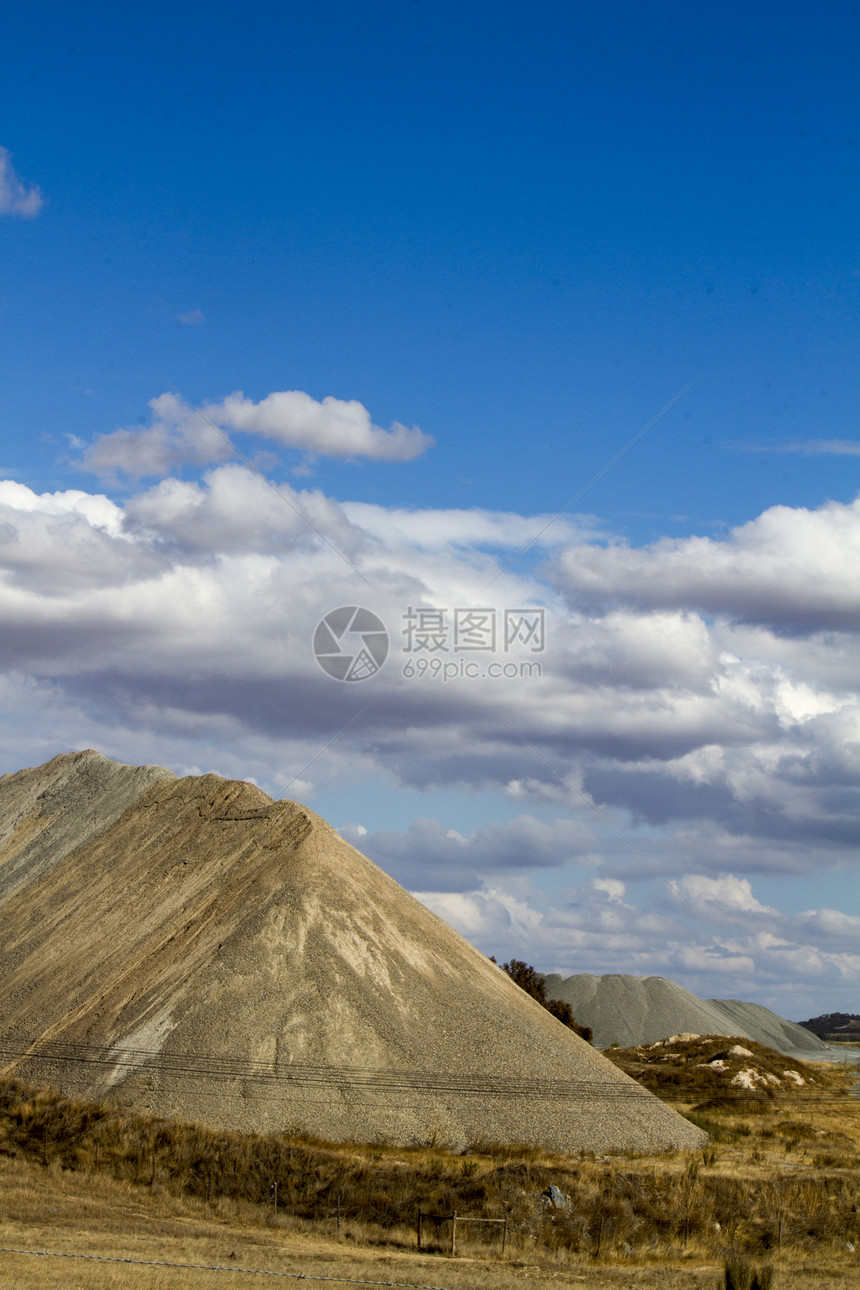 水泥和采砂爬坡国家场景农村多云工厂土地萃取白色天空图片