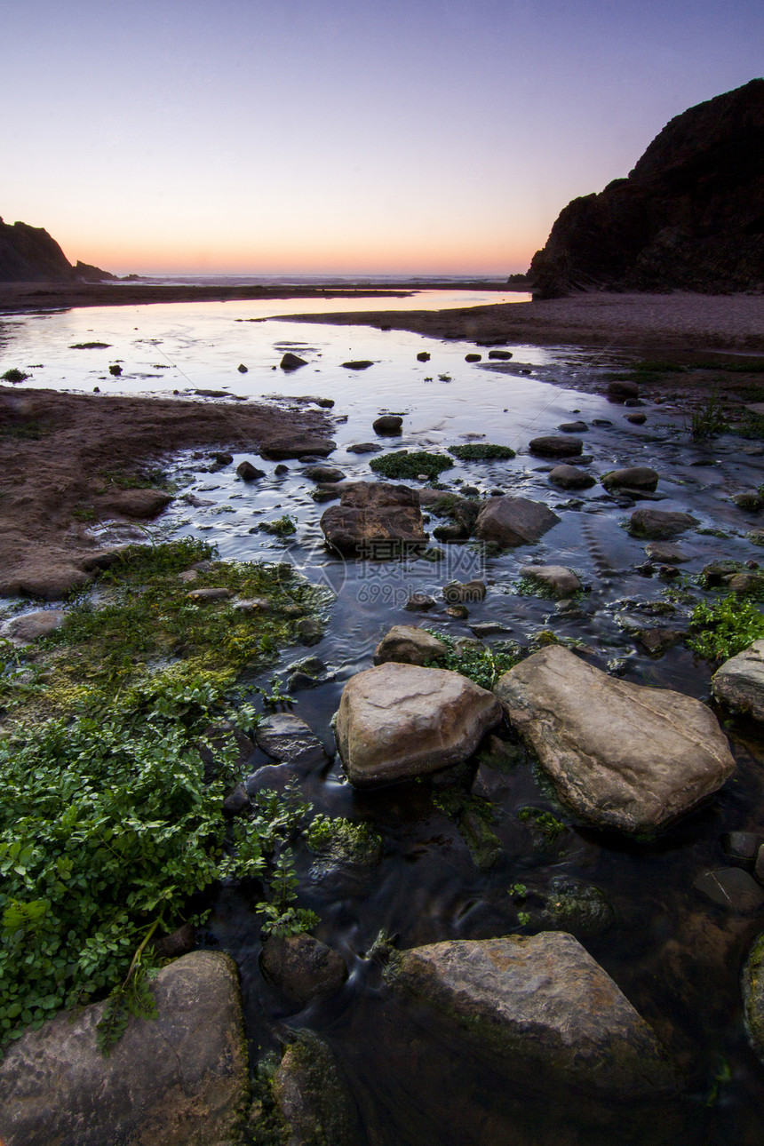 在葡萄牙美丽的海滩上海洋海岸线日落岩石支撑悬崖波浪图片