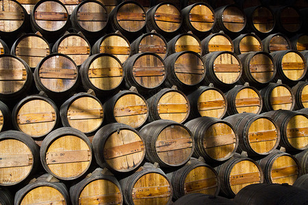 地窖上的木制葡萄酒桶高清图片
