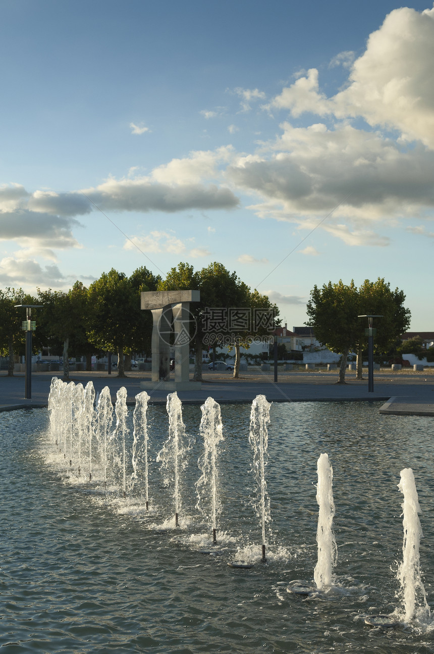 城市喷泉蓝色天空水池喷射柱子雕塑自来水精神公园景观图片