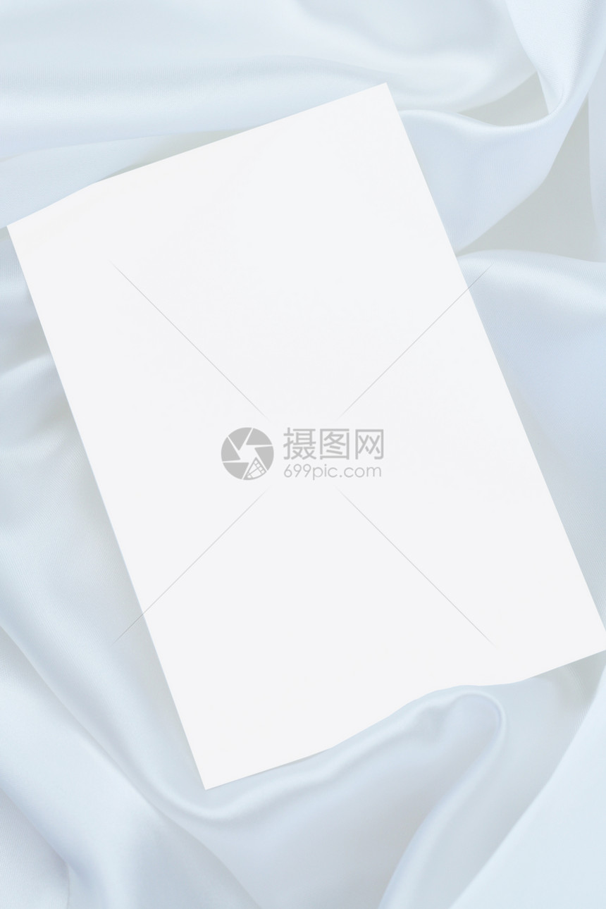 白边上的白白空白卡波浪状纺织品笔记微光棉缎织物卡片丝绸图片