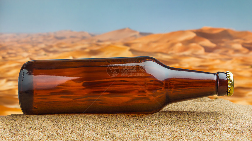 沙漠中啤酒瓶图片