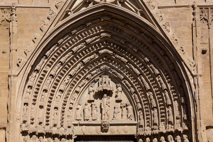 西班牙阿拉贡韦斯卡大教堂宗教牧师入口旅游教会晴天石头雕塑历史遗产图片