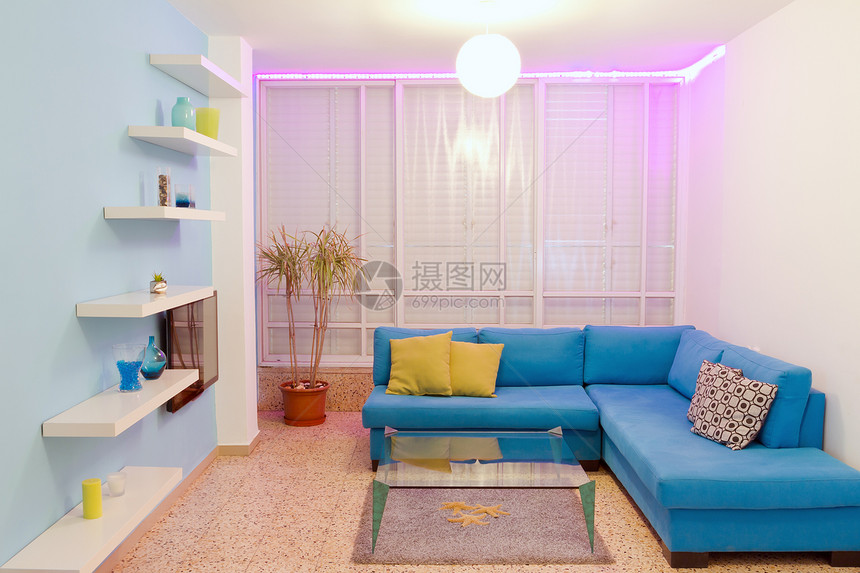 内部设计房子奢华硬木窗户设备客厅灯光家庭生活沙发休息室图片