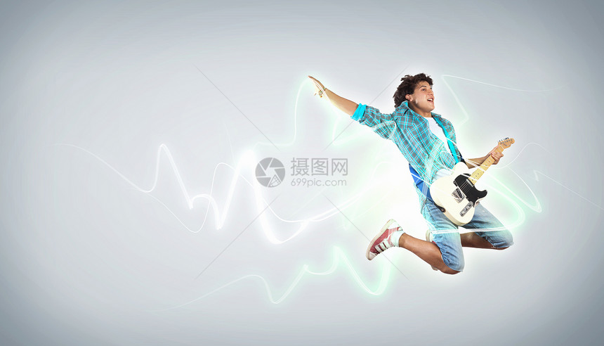 年轻人玩电吉他和跳跳玩家成人享受艺术家活力跳跃岩石行动音乐会舞蹈图片