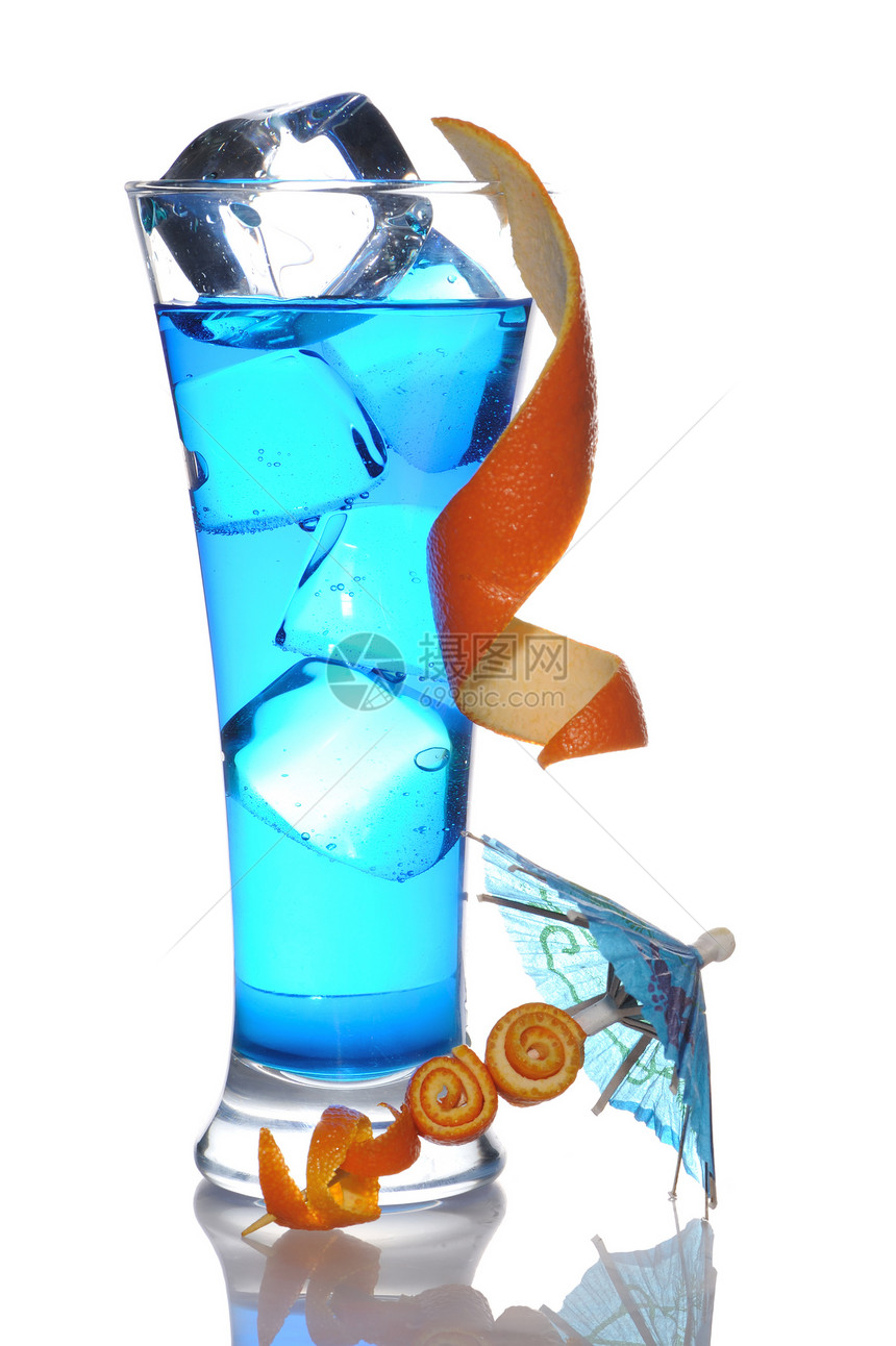 蓝库拉卡鸡尾酒酒精糖浆稻草派对橙子白色热带食物玻璃蓝色图片