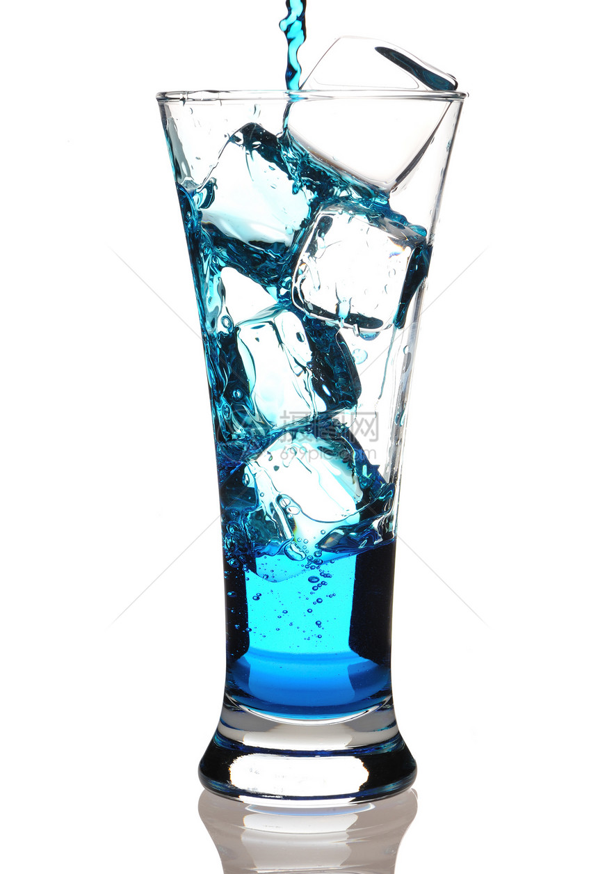 游鸡尾酒稻草糖浆反射玻璃苏打派对食物蓝色果汁白色图片