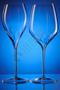 酒杯眼镜蓝色反射背景图片
