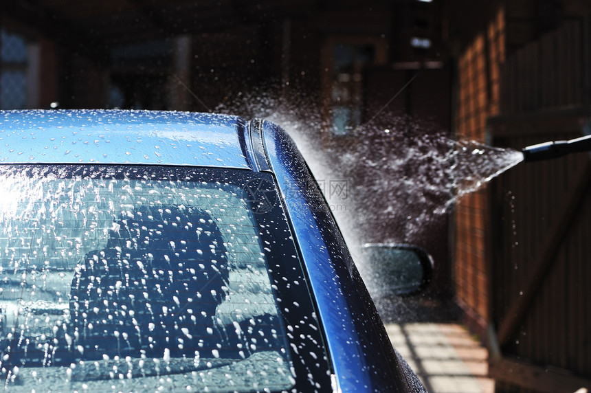 洗车男人清洁工车辆蓝色肥皂打扫软管图片