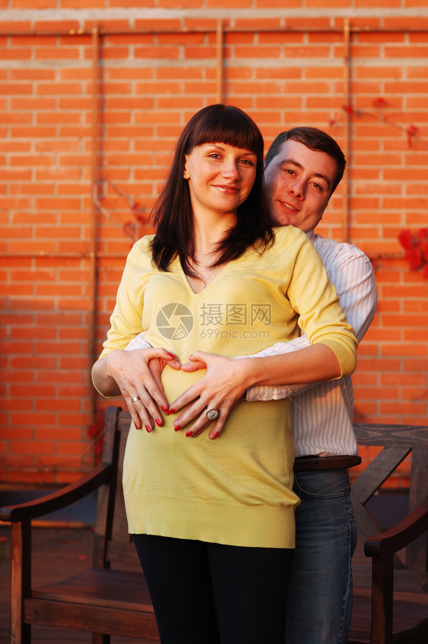 等待第一个孩子的出生女性丈夫阳光婴儿夫妻衣服妻子分娩女士腹部图片