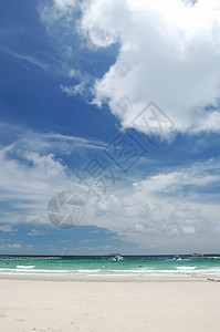 海滩海浪天空热带旅行海岸线风景海洋水平蓝色白色背景图片