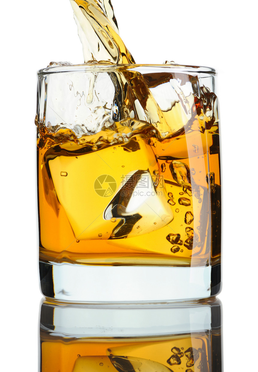 挥洒威士忌液体黄色金子麦芽反射玻璃橙子白色立方体图片