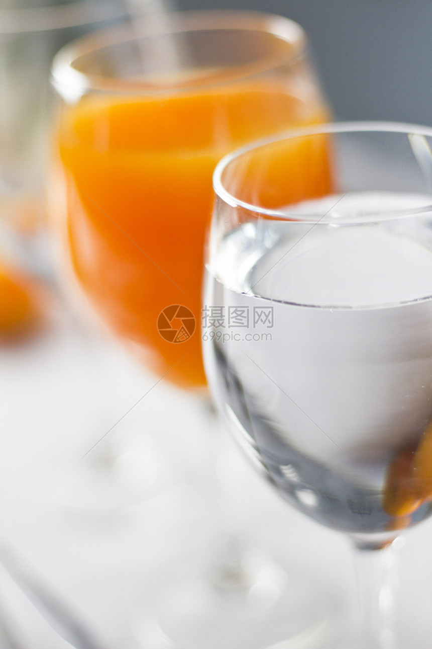 新鲜的橙汁和水图片