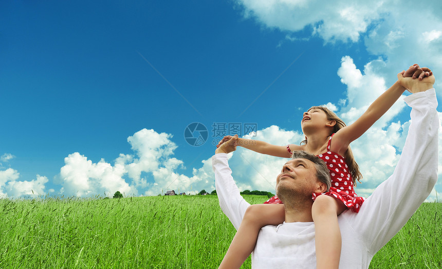 幸福家庭女孩孙子喜悦乐趣蓝色快乐草地男人孩子成人图片