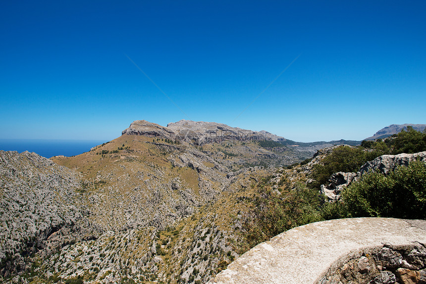 Mallorca山地观西班牙树木假期石头悬崖旅行岩石地标天空蓝色太阳图片