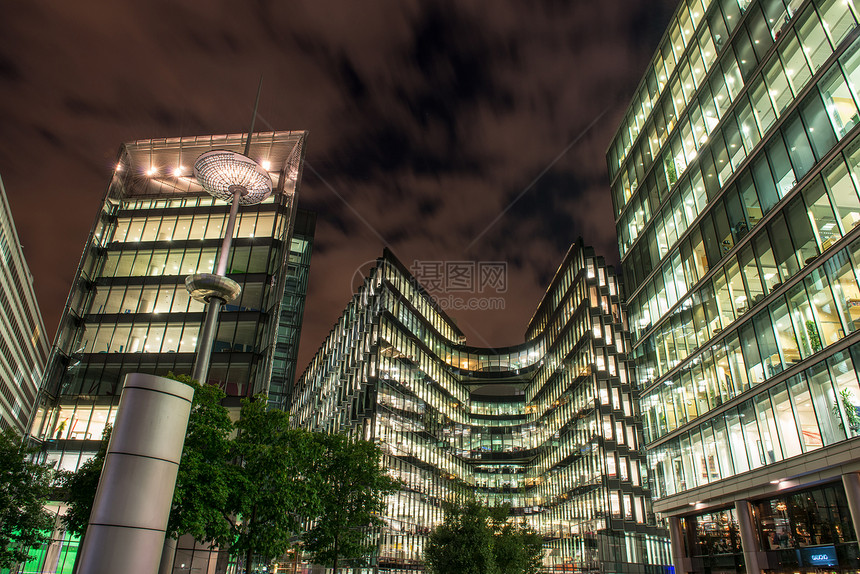 伦敦现代大楼夜间照明灯光照亮图片