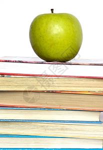 书本和苹果学校水果生产生活图书白色教育绿色背景图片