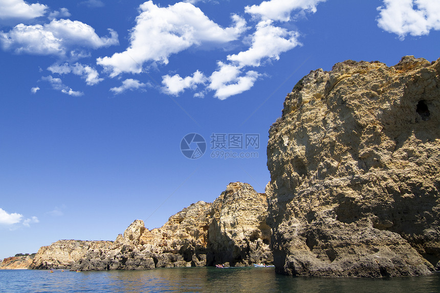 美丽的海岸线勘探边缘海岸悬崖侵蚀洞穴海洋旅行蓝色白色图片