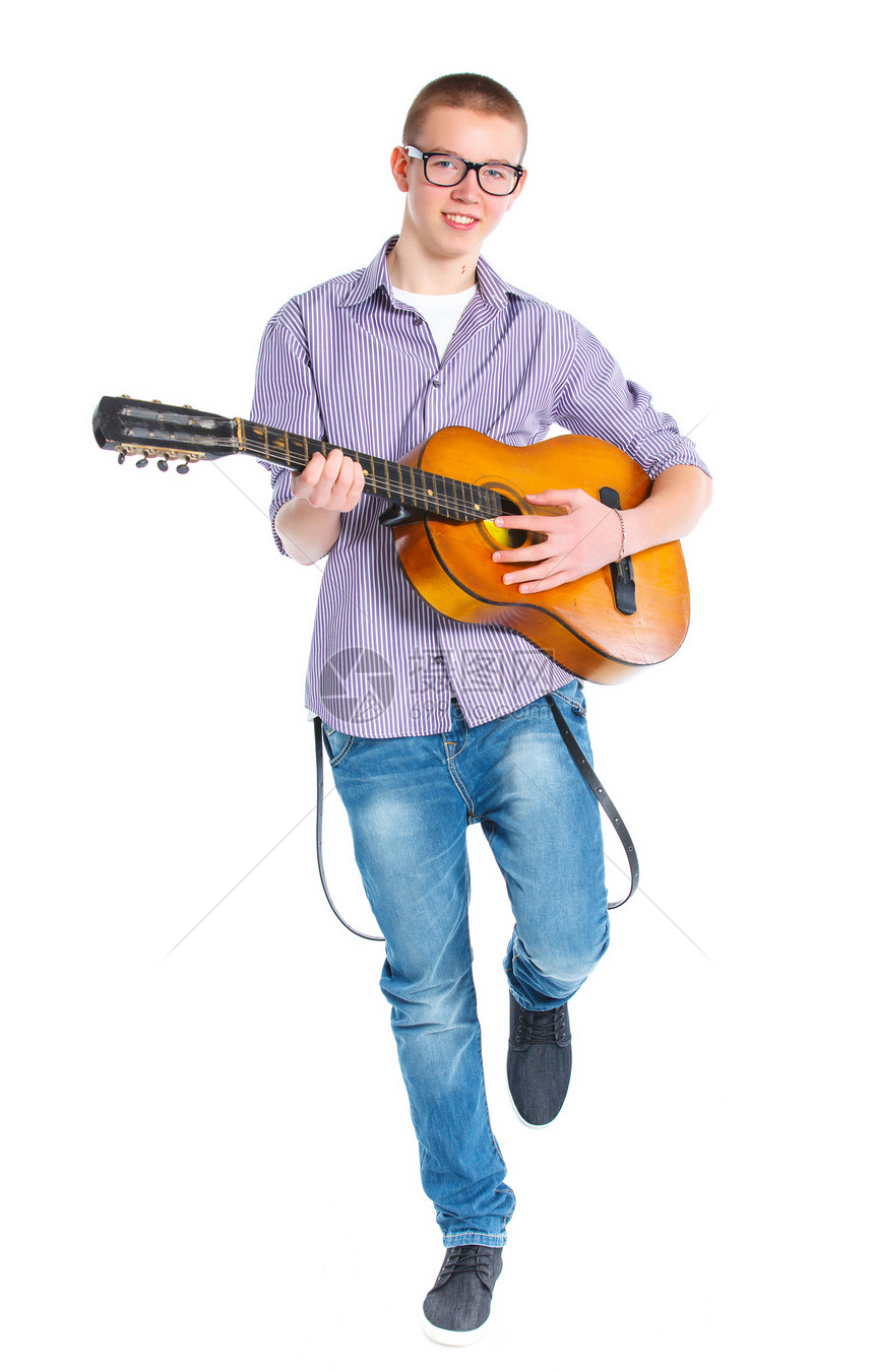 具有经典西班牙语吉他男孩乐趣闲暇蓝色艺术孩子停留乐器吉他手年轻人牛仔裤图片