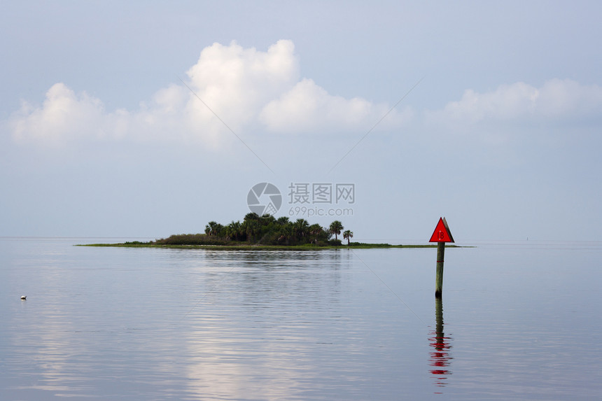 一个大海涨潮时淹水的岛屿图片