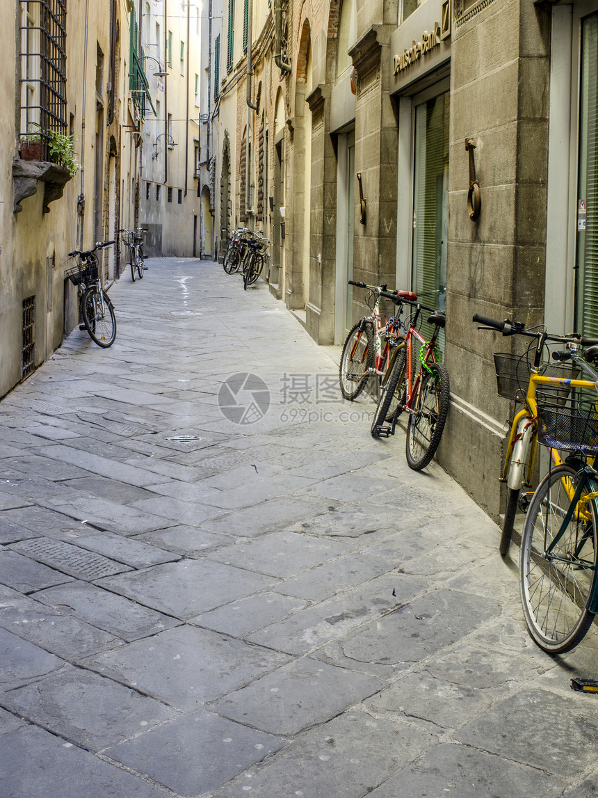 在Tuscany街上停在街道上的自行车图片