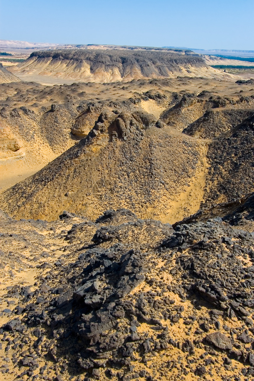 埃及Baharya附近的黑沙漠的景观图片