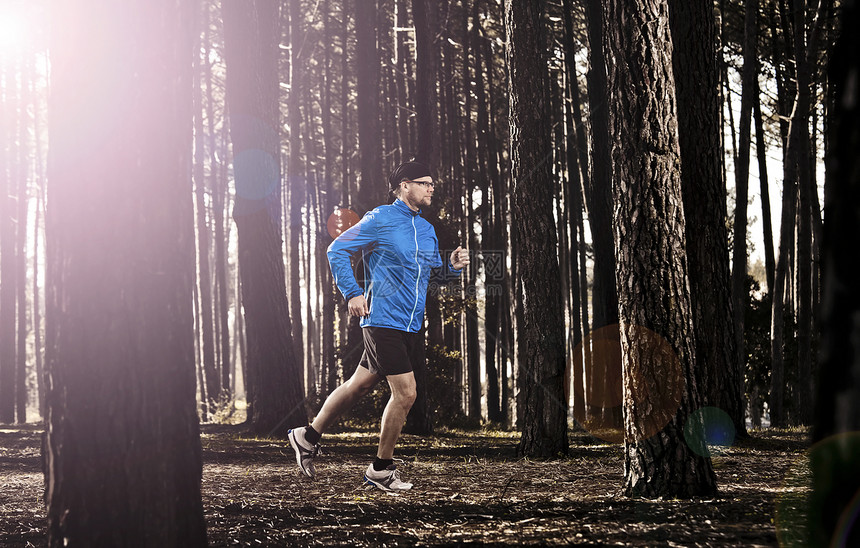 在森林中奔跑力量跑步成人训练速度火车男性闲暇短跑赛跑者图片
