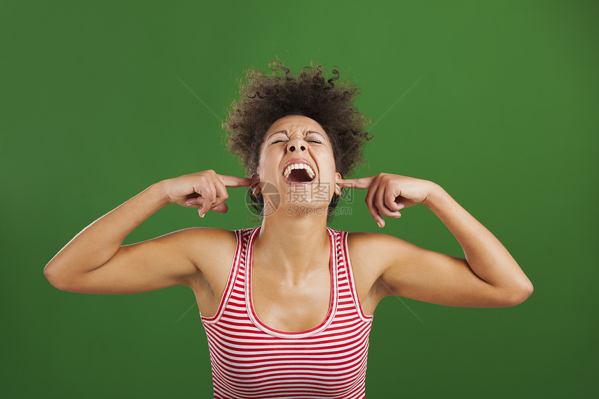 噪音太大了女性黑发成人耳朵压力手势耳聋手指疼痛女孩图片